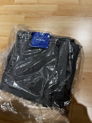 Sprillans nya jeans  - Säljer mina nya jeans då dom är för stora för mig.   Det är storlek 29W 32L. Nypris 699 kr. Säljer för 599. Pris kan diskuteras vid snabb och enkel affär. 