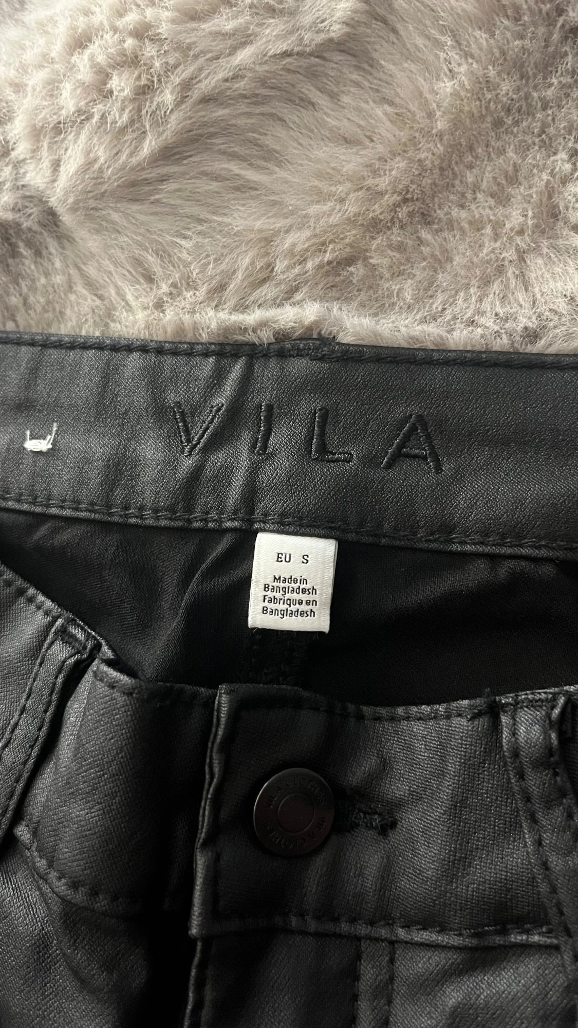 Svarta coated byxor från Vila - 2