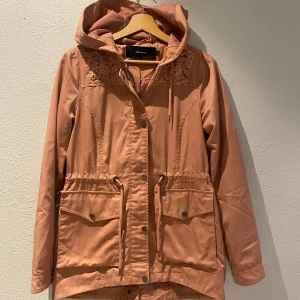 Jacka  - Säljer denna jackan ifrån Vera Moda som är i nytt skick, inga tecken eller defekter på att den är använd!. Färgen på bilden är orättvis den ser mörk ut, men det är ljuset som gör de den är rosa i verkligheten och mer ljus!. 