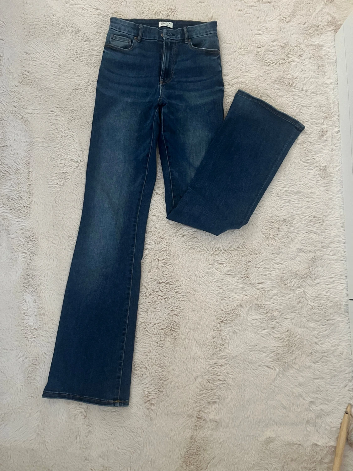 Blå bootcut jeans från Lindex