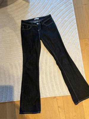 Lågmidjade jeans - Säljer dessa Lågmidjade jeans från gina, används fåtal gånger och är i bra skick. Dom är i en väldigt mörkblå färg och supersnygga. 