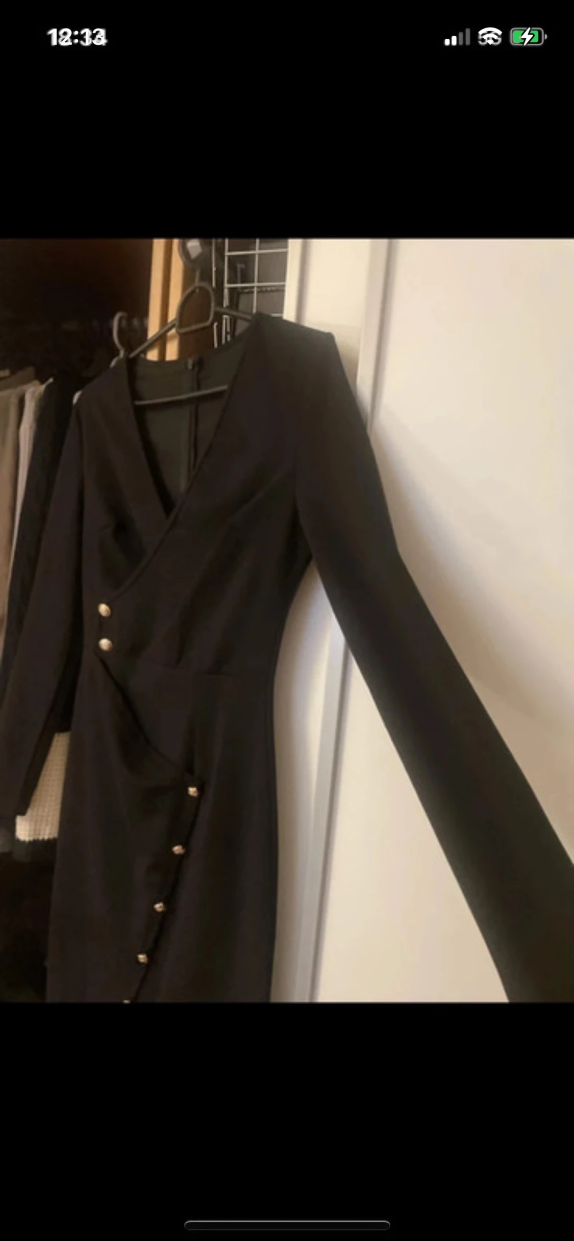 Svart omlottklänning med guldknappar - 4