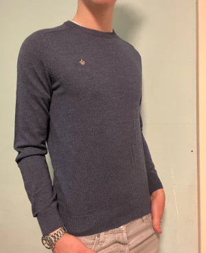 Morris 100% merinoull tröja blå  - Snygg blå stickad tröja från Morris i 100% merinoull. Klassisk rund halsringning och diskret vit logga broderad på bröstet.  Mycket bra skick. Bara att höra av dig om du har några frågor. Allt gott deluxe garderoben🤩