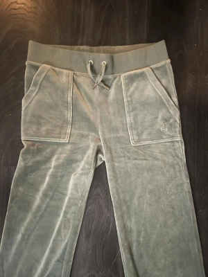 Juicy couture byxor  - Säljer dessa byxor då ja aldrig använder dom 