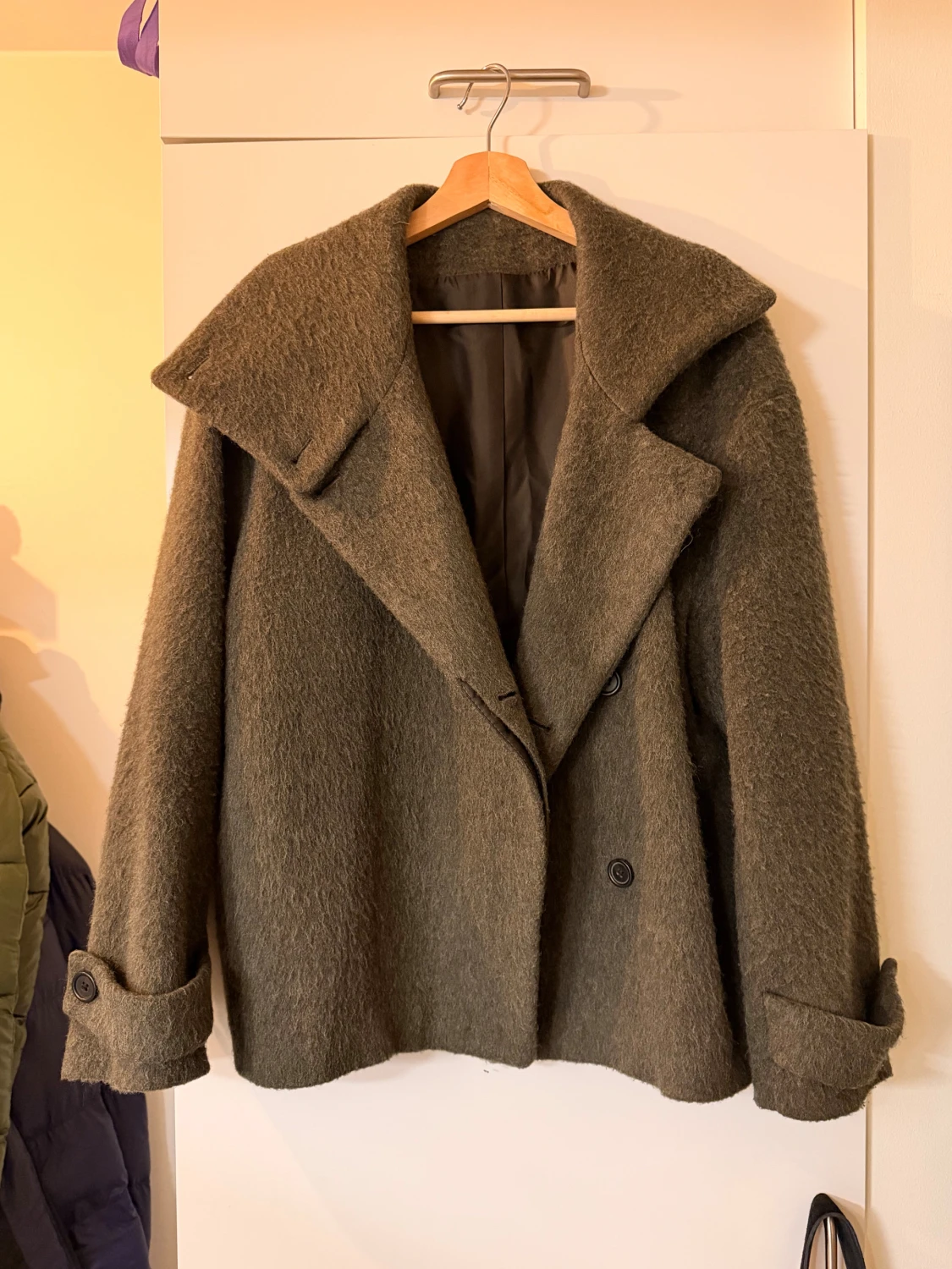 Olivgrön kappa från ARKET