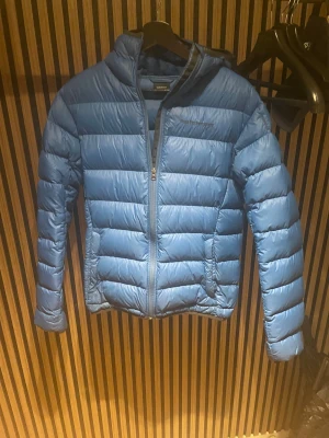 Blå Peak Performance vinterjacka  - Peak performance jacka i storlek S | jackan är i bra skick men har haft hål som är lagat hos skräddare (kom dm för bild) |  kom dm för flera frågor eller funderingar!