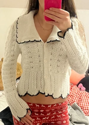 Stickad kofta - De lilla extra för en vardags tröja varm och fin