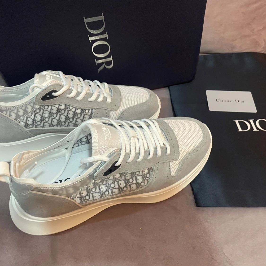 Grå och vita sneakers - 1