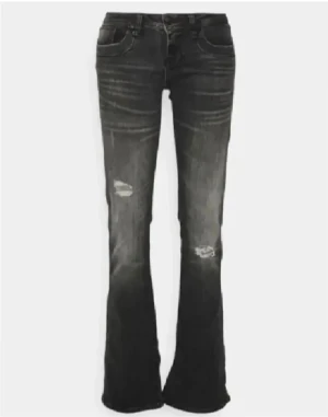 Ltb jeans  - Suuuper snygga populär jeans från Ltb med låg midja och snygga slitningar vid knäna , säljs ej längre och jätte bra skick !!