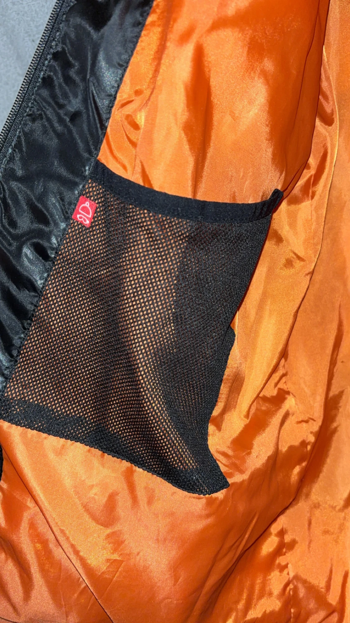 Svart pufferjacka med orange foder - 2