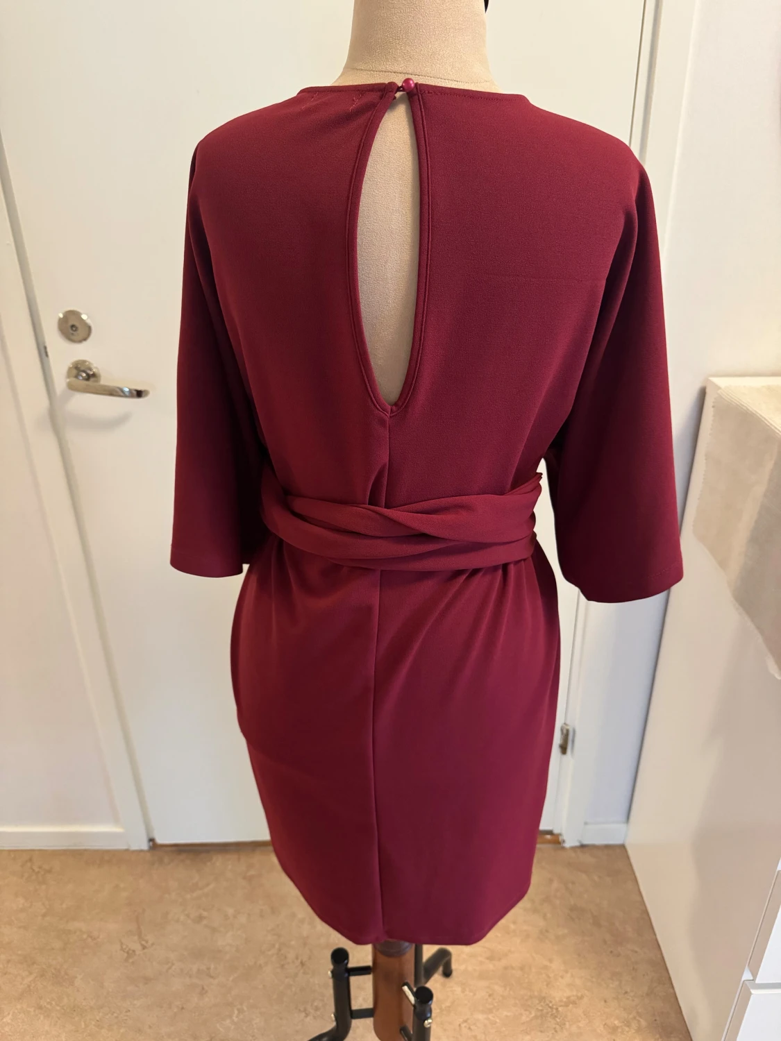 Vinröd omlottklänning från Make Way - 1