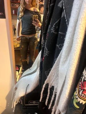 Svart offshoulder topp - Omsydd Svart enkel topp med offshoulder-design och kort ärm. Modellen är lite loose och har en avslappnad passform. Perfekt till jeans eller kjol för en chill look.