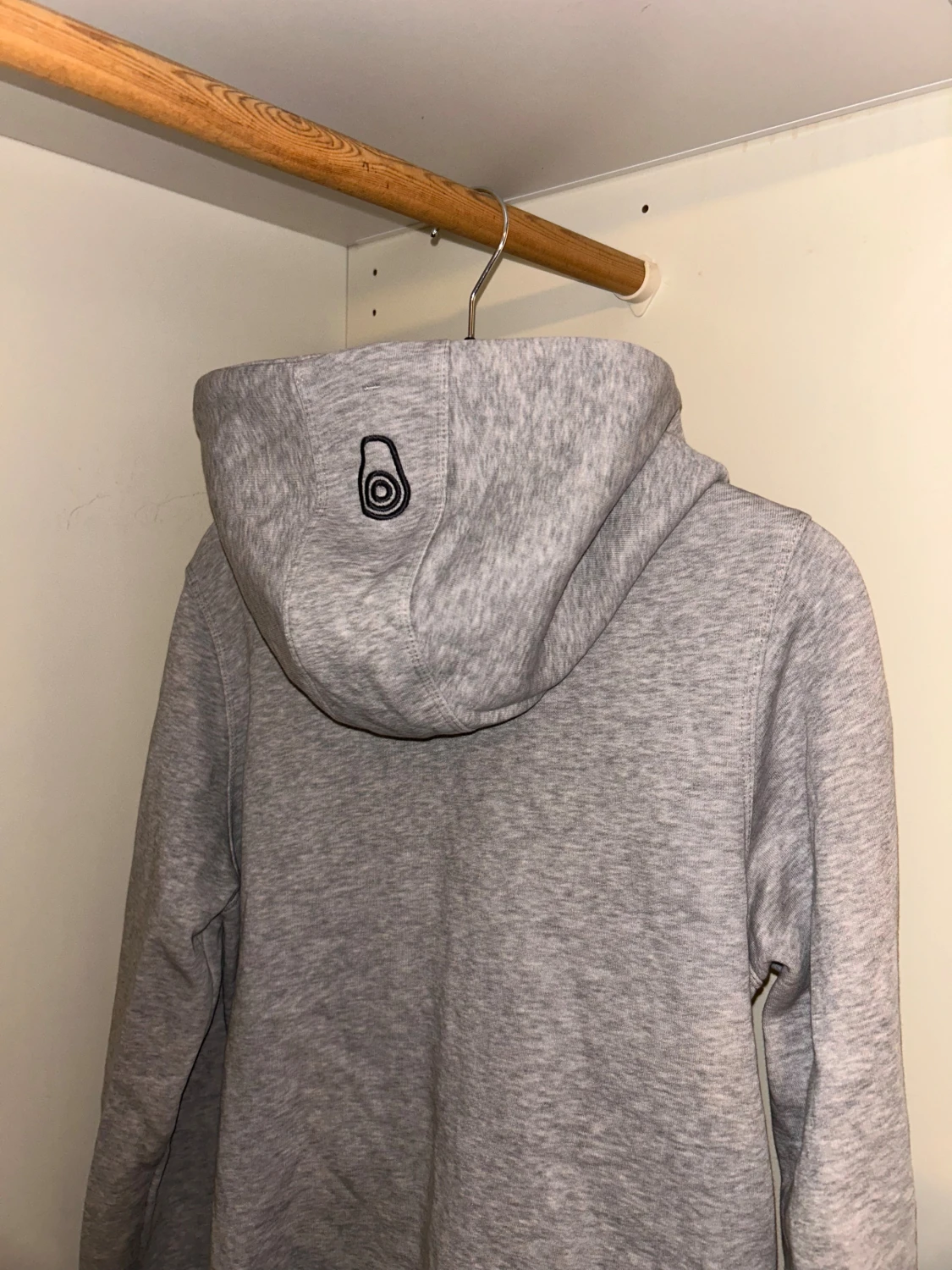 Grå hoodie från Sail Racing - 1