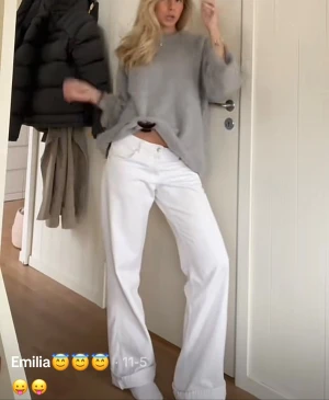 Vita lågmidjade jeans Zara  - Intressekoll på mina vita lågmidjade jeans. Älskar dem, men kommer tyvärr inte så mycket till användning. Jag är 166cm, valt att vika upp på bilden men funkar även utan uppvikning. 