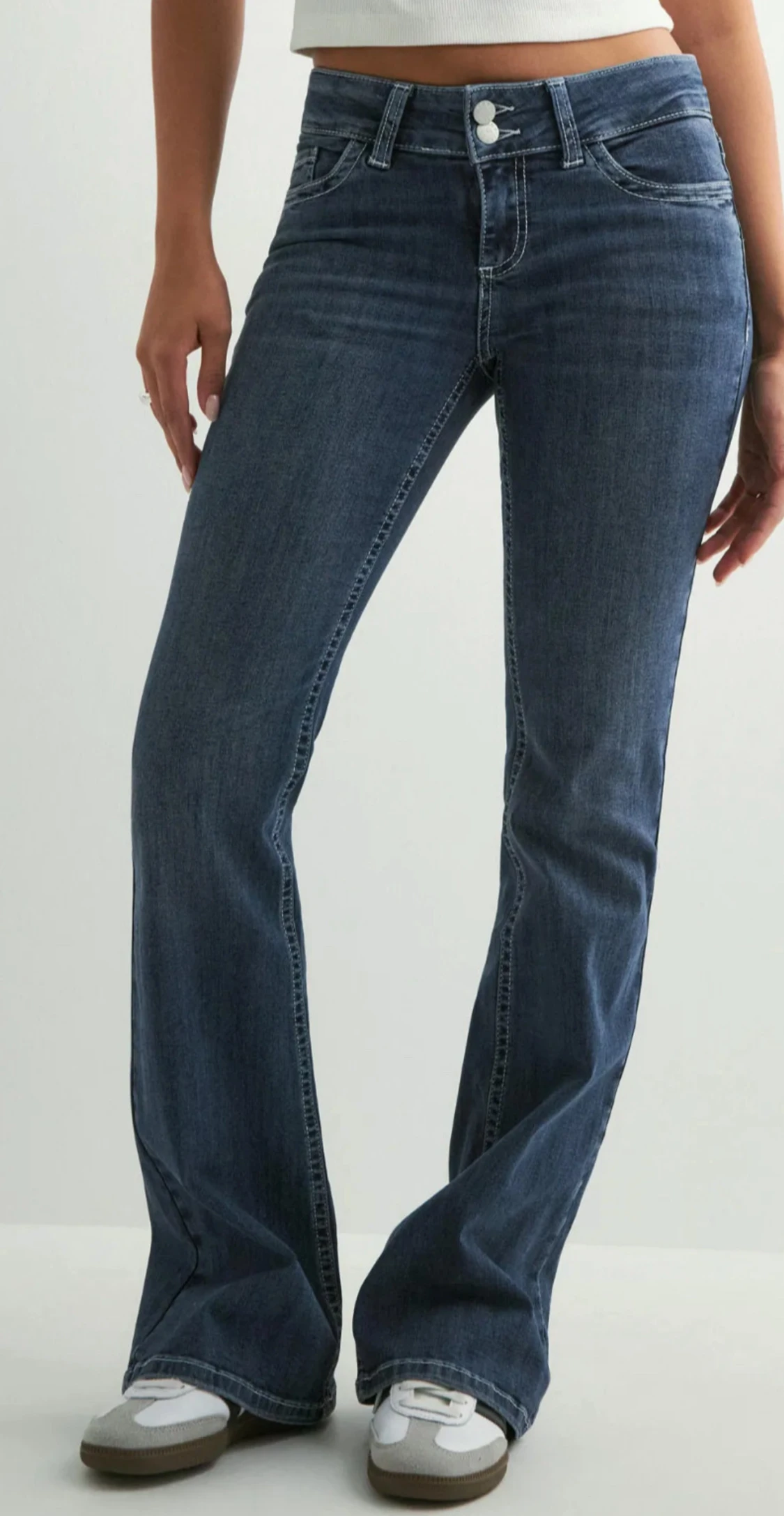 Blå bootcut jeans med broderade fickor - 1