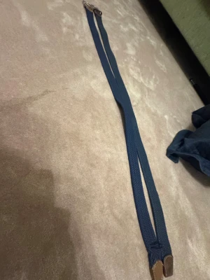 Två blå flätade bälten - Två styckna blå flätade bälten ena bältet som e lite sönder är från onewear och de andra som inte är sönder är från billybelts