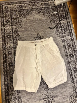 Shorts - Säljer nu mina linne short då dom är för små på mig. Inte andvända så ofta. Storlek xs