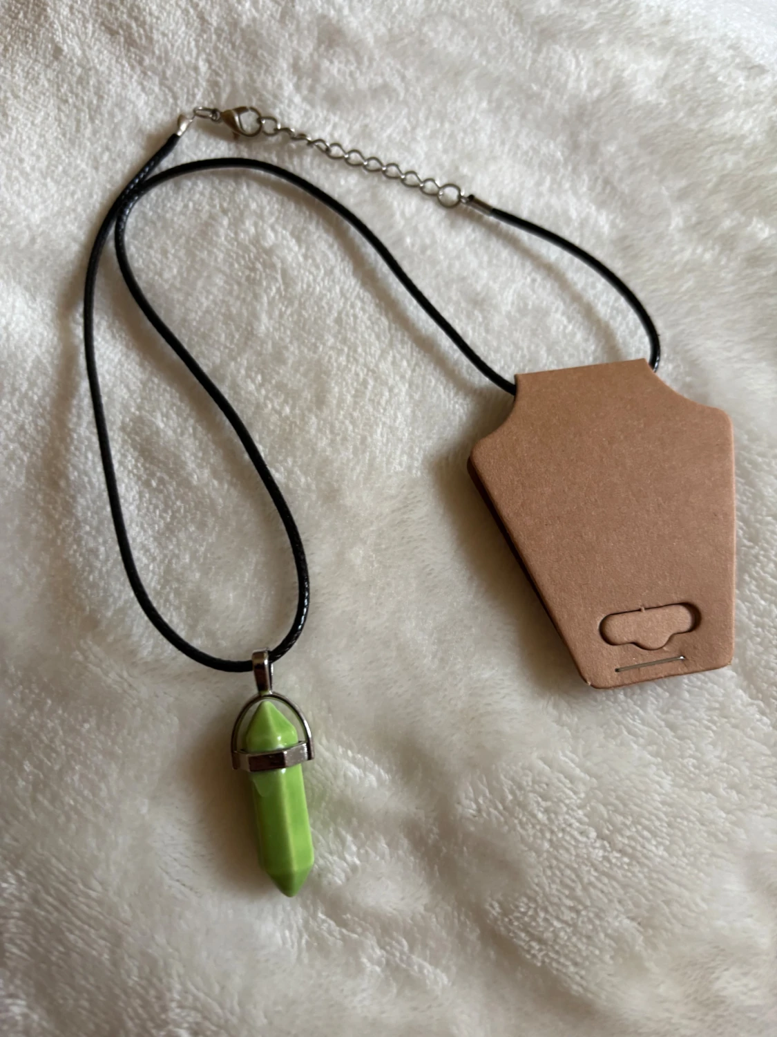 Halsband med grön kristallhänge