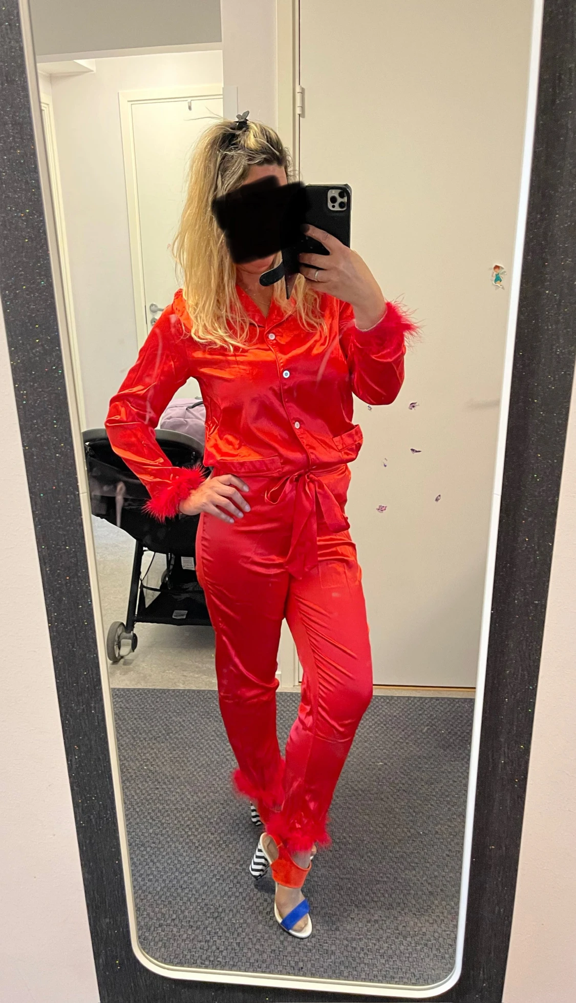 Röd pyjamas med fjädrar