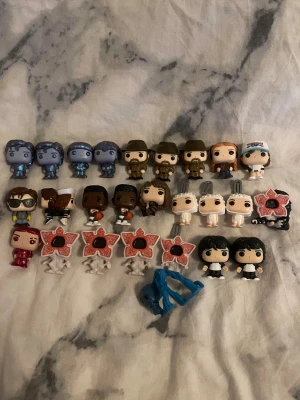 Stranger things figurer - 26 stycken figurer från stranger things kinder joy äggen:) Endast legat i en låda. Super söta o kul o samla på! Priset gäller för alla men självklart kan man köpa de styckvis också🥰 10kr/styck eller alla för 209kr:)))