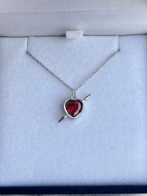 Maria Nilsdotter ”Rebel Love” inspirerat halsband - Aldrig använd, silverpläterad och tillverkad av rostfritt stål. Kedjans längd 40+5 cm och nickelfri. Om du har fler frågor, tveka inte att höra av dig 🤗