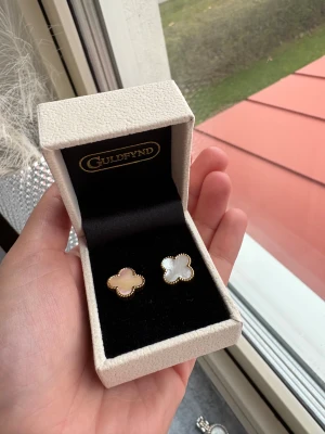 Fyrklöver örhängen pärlemor - Säljer ett par snygga fyrklöverformade örhängen . De är guldpläterade. Perfekt för dig som gillar unika smycken med lite lyxig vibe. Perfekt julklapp. Helt oanvända inte min smak.