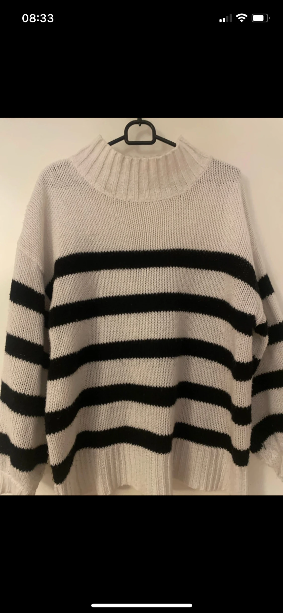 Randig stickad polotröja i vitt och svart - 1