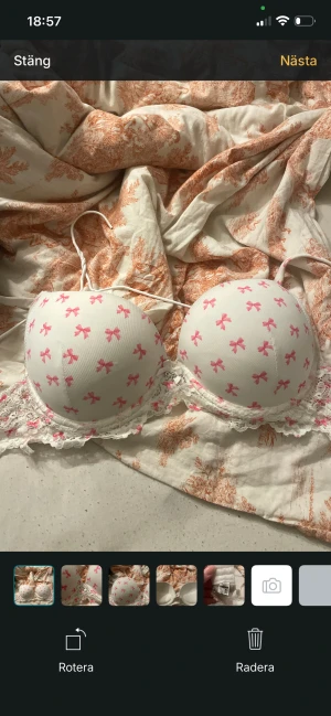 Söt bh från new yorker - Fin bh från new yorker, bra skick men en liten ”fläck eller vad man ska kalla det se bild 3!!!! Men inget som syns tydligt, sen är den lite blå se bild 4!! Det är av en blå tröja som har färgat av sig! Har inte provat tvätta men båda går säkert bort💕(bilder från min Vinted)