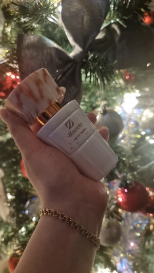 Olfazeta Extrait De Parfum 70ml  - Trendig Extrait De Parfum från Olfazeta i snygg design. Flaskan rymmer 70 ml och passar perfekt för dig som vill sticka ut med en exklusiv touch. Perfekt för dig som gillar att testa nya dofter och vill ha något unikt i samlingen. Man kan beställa olika dofter och olika storlekar 70 ml/30ml eller 15ml. För mer detaljer och katalog skicka gärna ett meddelande.