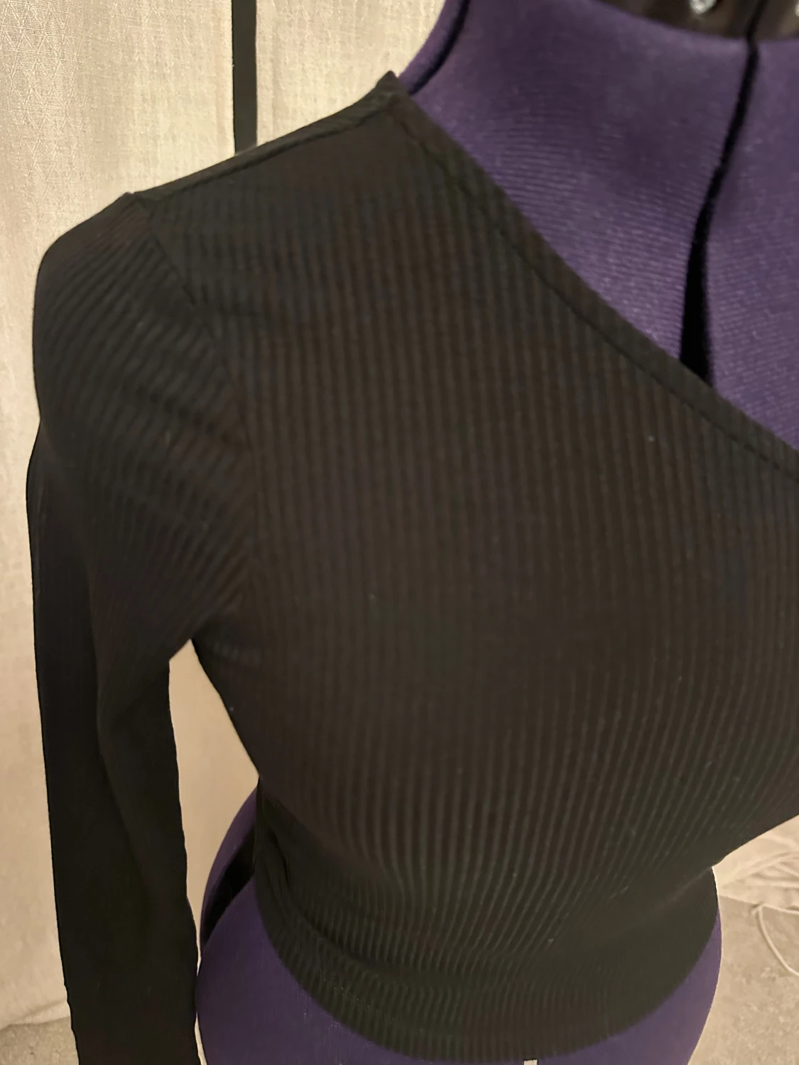 Svart oneshoulder topp från NA-KD - 2