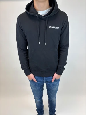 Helmut Lang Hoodie  - Hej! Säljer nu denna väldigt snygga och sällsynta Helmut Lang Hoodie! Storlek S,  Sällsynt model som inte längre säljs i butik! Perfekt hoodie nu tilll vintern