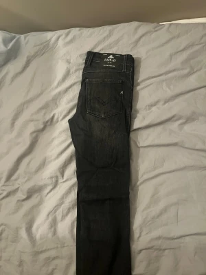 Replay svarta  fade jeans slim fit W 29 L 32 - Säljer ett par svarta Replay jeans med snygga bakfickor och diskret logga. Jeansen har smal passform, klassisk femficksdesign och är gjorda i stretchigt denim för extra komfort. Perfekt för dig som gillar stilrena och moderna jeans. Nypris ca 1300