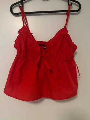 Röd topp - Aldrig använd, säljer då jag har två 