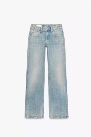 Ljusblå raka jeans med låg midja - Säljer ett par ljusblå jeans från zara i storlek 32 som varit slutsålda länge! Låg midja, raka ben och perfekt urtvättad ljusblå färg! Jag är 168 cm ungefär och säljer för att kunna köpa en storlek större då dom var pyttelite tajta i midjan! Helt nya, endast testade! 