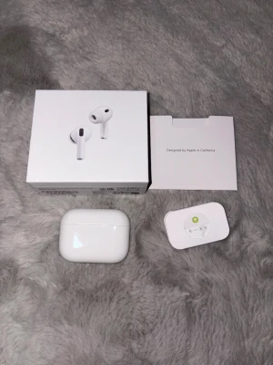 AirPods Pro 3 - Säljer ett par AirPods Pro 3 från Apple, modell A3063/A3064/A3122. Komplett med originalförpackning och tillbehör. Enheten har garanti till november 2026 och möjlighet att lägga till AppleCare. Skick: mycket bra, inga synliga defekter eller slitage. OBS INGEN LADDARE KOMMER MED!!!! Har använt i ett tag nu och fick airpod max’s som present.