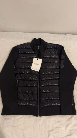  Moncler cardigan  - Hej! Säljer min Cardigan, aldrig använt den sedan köp eftersom denär stor för mig, storleken är L men skulle kunna passa i M också, vid intresse kan fler bilder skickas och priset kan diskuteras. 