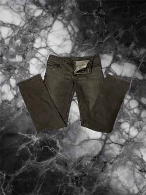 Acne studio jeans - Detta är ett par feta och stilrena mörk gråa jeans från acne studio. Dem har få slitningar som gör dem ännu mer stilrena. Dem är rätt så tjocka i matrialet så är perfekta för en kall vinter. Skriv för mer bilder eller några andra frågor! Mvh Holmbergsresell