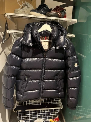 Moncler Maya  - Tja! Säljer nu denna otroligt fetta monclar Maya i färgen mörkblå. Jackan är i storlek 3 vilket motsvarar typ M, den är köpt här på Plick och endast andvents en vinter vid min ägo. Kom gärna med frågor om det är något du undrar över. Kan gå ner i pris vid smidig affär! 