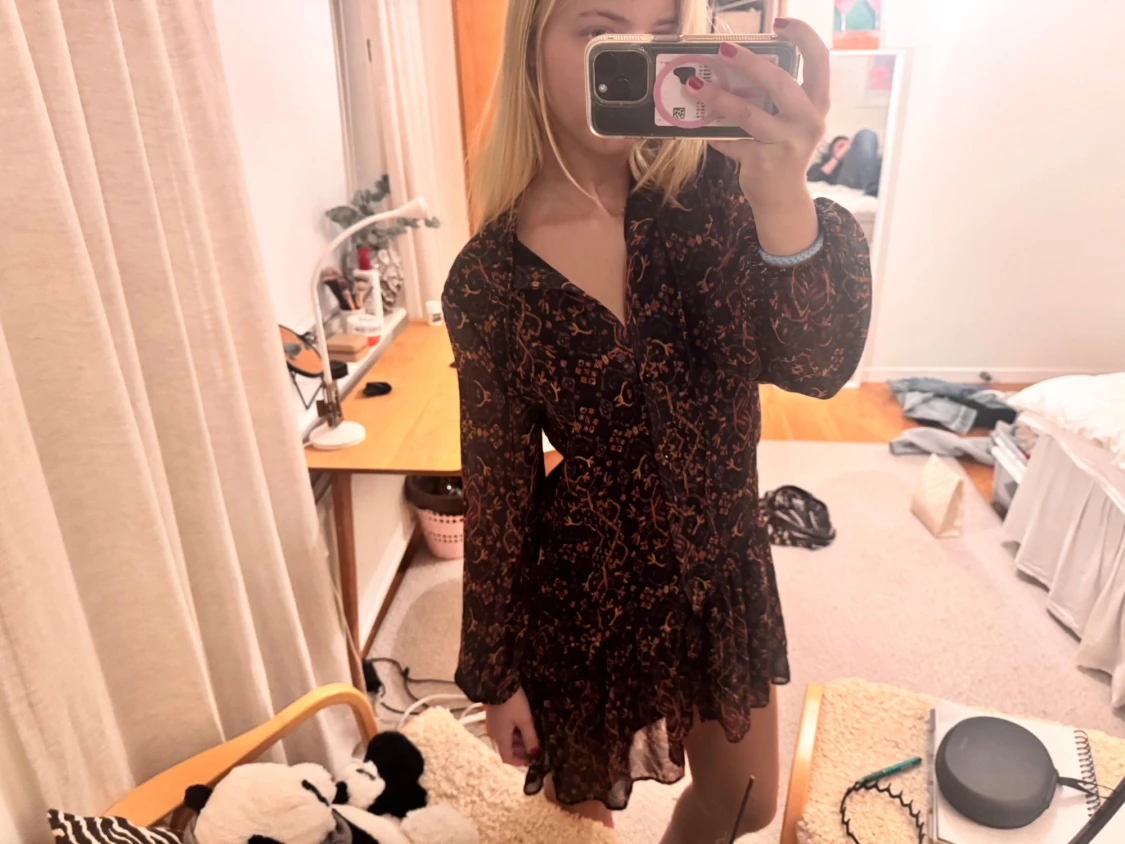 Mörk mönstrad kortklänning med volang - 1