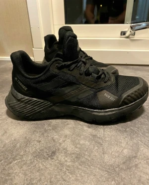  Adidas Terrex sneakers - Säljer ett par svarta Adidas Terrex Soulstride RAIN.RDY i fint skick. • Storlek: 42 2/3 (UK 8 ½). • Modell: Robust trailsko med RAIN.RDY-teknik som håller fötterna torra. • Egenskaper: Bra dämpning och grepp, funkar lika bra i skogen som till vardags i regnigt väder 