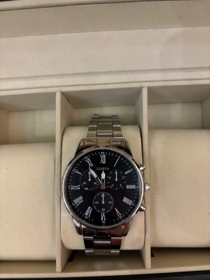 Geneva Klocka - Säljer denna riktigt stilrena klockan👏. Batteri behövs om man vill att den ska fungera men själv skulle jag säga att det inte spelar så stor roll👍. Inga defekter, vid minsta fundering är det bara att höra av er🔥 Mvh Fonté😊