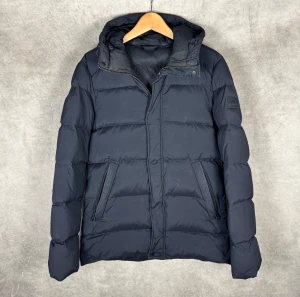 J.Lindeberg Jacka | S - J.Lindeberg Dunjacka | Bra skick men lagning på vänster arm; se bild 4 | Storlek S | INGA BYTEN | Fraktar spårbart eller möts upp i Täby 