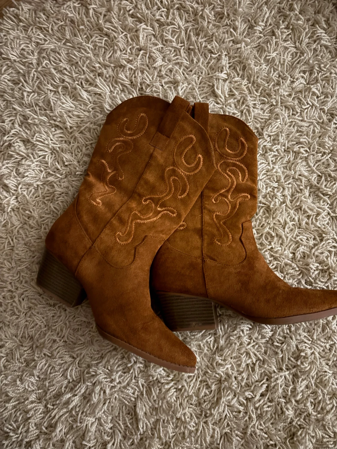 Bruna cowboy boots med spetsig tå