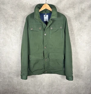 J.Lindeberg Jacka | L - J.Lindeberg Field Jacket | Grymt skick | Storlek L | INGA BYTEN | Fraktar spårbart eller möts upp i Täby 