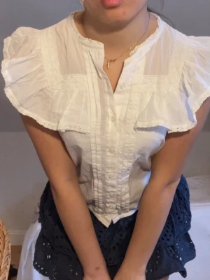Söt blus - Väldigt söt blus med volanger. Storlek 11-12år men passar xs