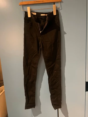 Svarta skinny jeans med dragkedja - Snygga svarta skinny jeans med dragkedja framtill. Jeansen har klassisk femficksdesign och smal passform som sitter tight längs benen. Perfekta för dig som gillar en stilren och enkel look. Från levis