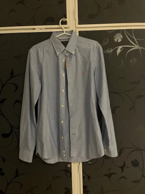 Blå Morris Skjorta - Snygg ljusblå skjorta från Morris som är sparsamt använd, storlek m