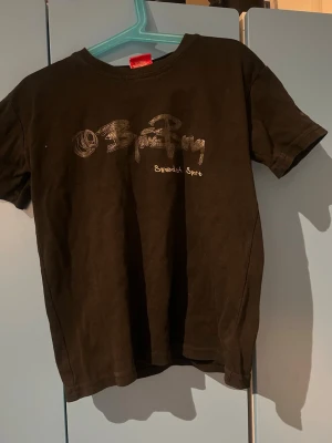 Svart Björn Borg t-shirt med tryck - Svart t-shirt från Björn Borg med coolt grafiskt tryck. Klassisk passform och rund halsringning. Perfekt för en avslappnad och sportig stil.