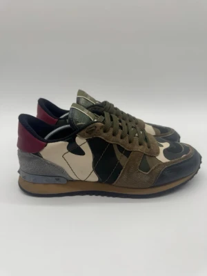 Valentino Rockrunner - Valentino Rockrunner. Skick 9/10. Storlek 42. Innersula 27,5 cm. Nypris ca 8 000 kr. Hör av dig vid frågor – Deluxecloset.