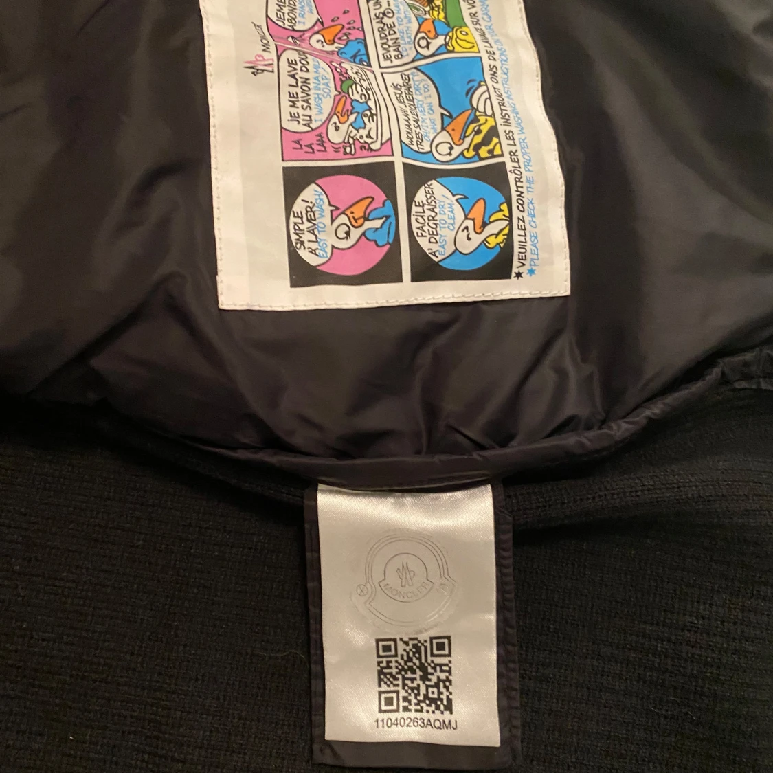 Svart pufferjacka med huva från Moncler - 2